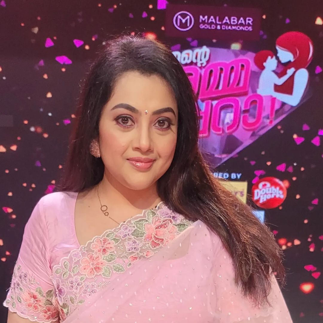Tamil Actress Meena Images in Pink Saree